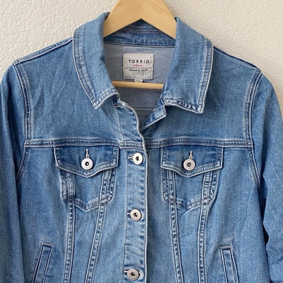 Torrid Jean Jacket Size 0 or Large Blue Denim Button Down - Picture 2 of 4